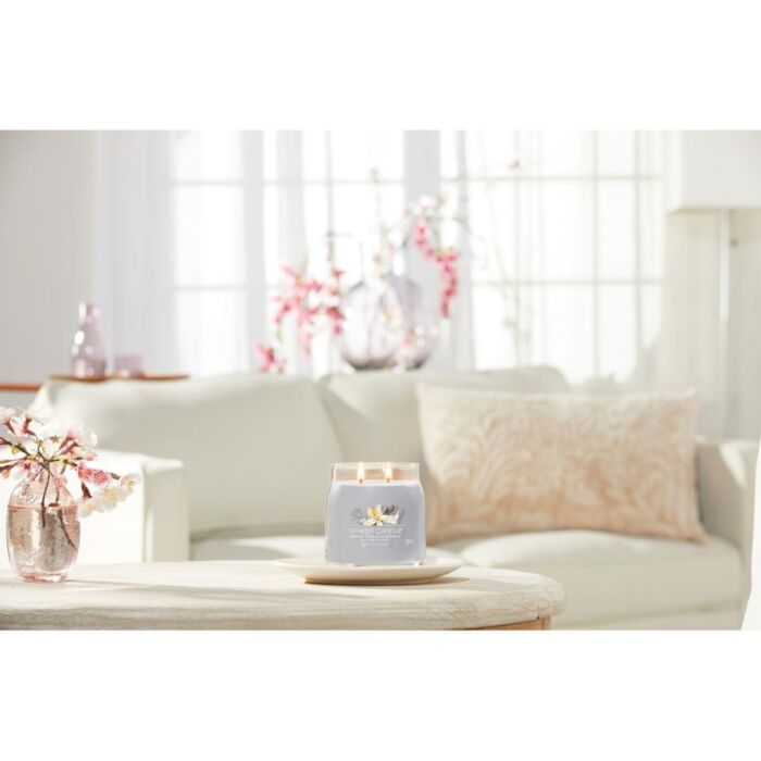 Yankee Candle Smoked Vanilla & Cashmere - Signature Medium Jar